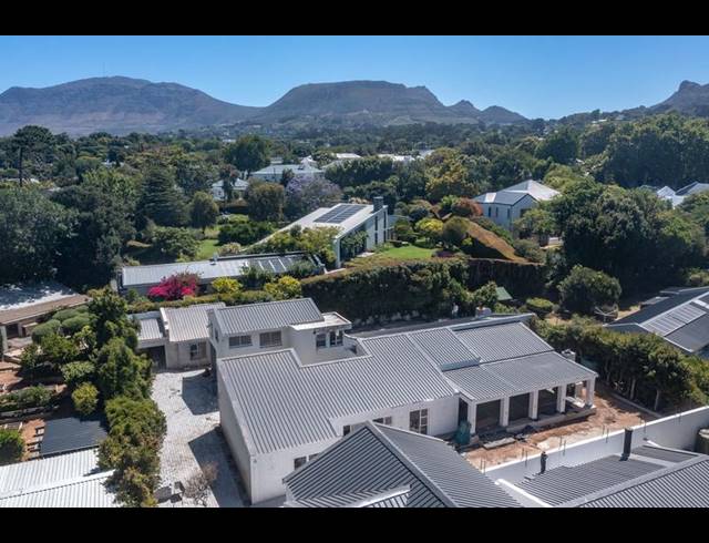 5 BEDROOM HOUSE FOR SALE IN CONSTANTIA